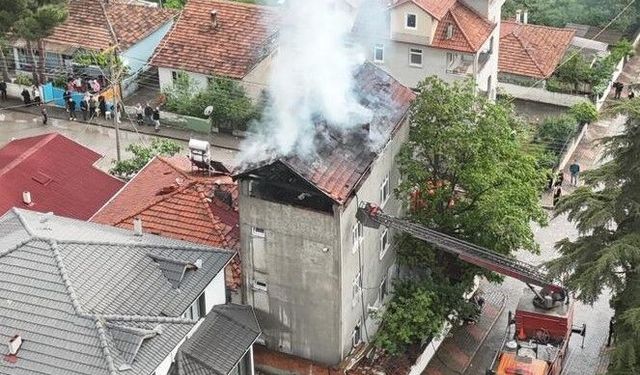 Taşova'da evin çatısında çıkan yangında maddi hasar oluştu