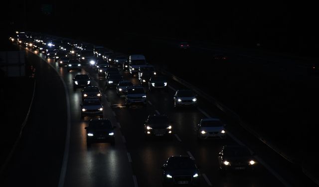 Tatilcilerin dönüşe geçmesiyle Anadolu Otoyolu ve D-100 kara yolunun Bolu kesiminde yoğunluk oluştu