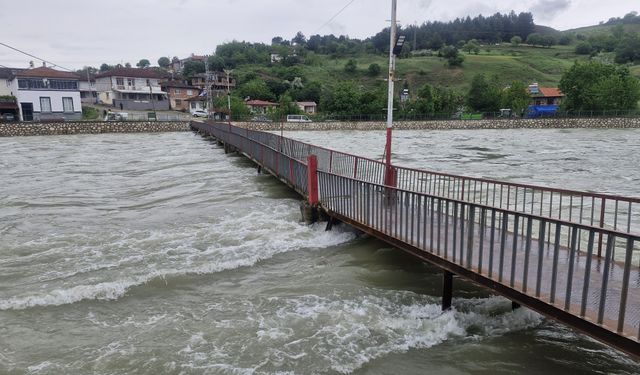 Tokat'ın Erbaa ilçesinde Kelkit Çayı üzerindeki yaya köprüsü ulaşıma kapatıldı