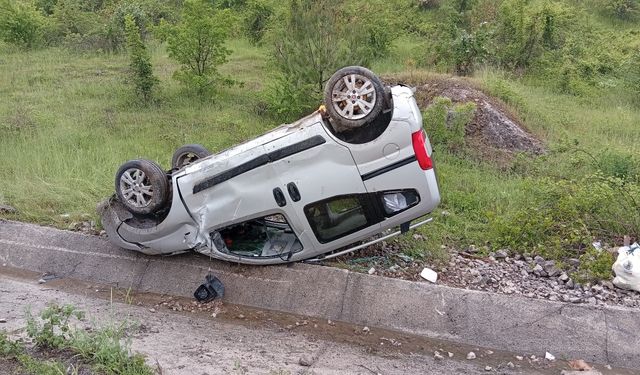 Tokat'ta devrilen hafif ticari araçtaki 3 kişi yaralandı