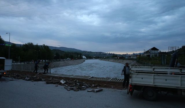 Tokat'ta taşkın riskine karşı ÇEDAŞ köprüsünün yıkımına başlandı