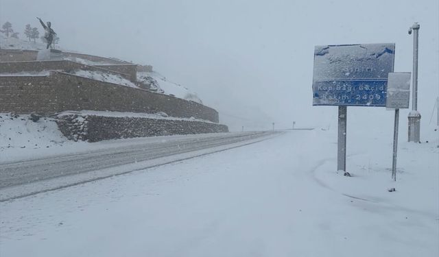 Trabzon ve çevre illerin yüksek kesimlerinde kar yağışı etkili oldu