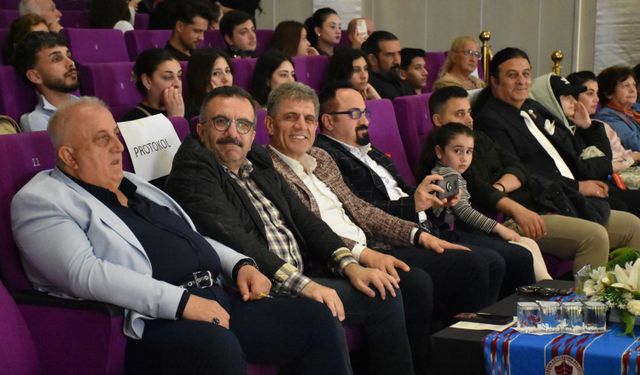 Trabzon'da sağlıkçılardan oluşan koro konser verdi
