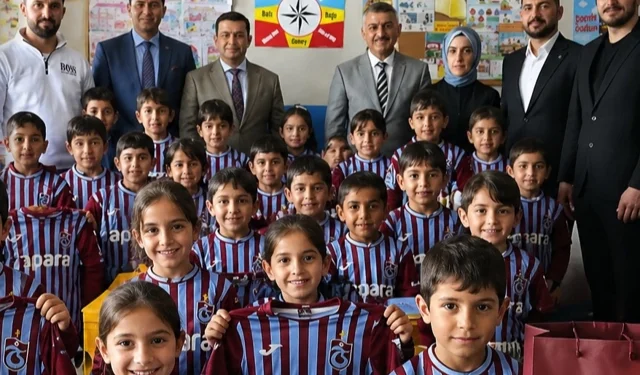 Trabzonspor sevgisi Patnoslu öğrencilere forma hediyesi getirdi