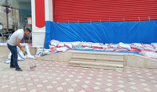 Turhal'da taşkın riski nedeniyle esnaf önlem aldı