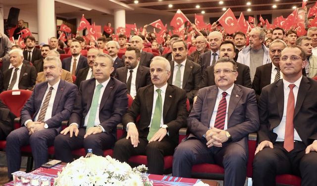 Ulaştırma ve Altyapı Bakanı Uraloğlu, Trabzon'da Kitap ve Söyleşi Günleri'ne katıldı