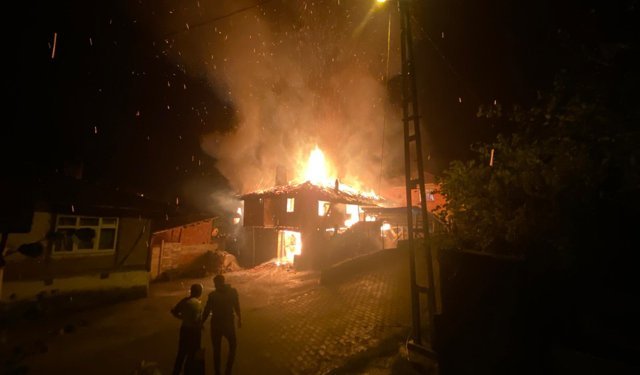 DAVUTLAR KÖYÜ’NDE EV YANGINI!