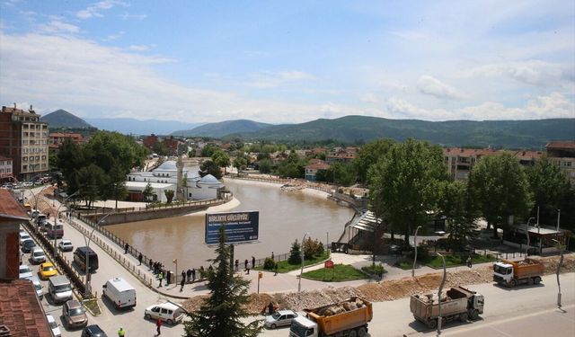 Yeşilırmak'ın taşkın riski nedeniyle Turhal ilçesinde önlem alındı
