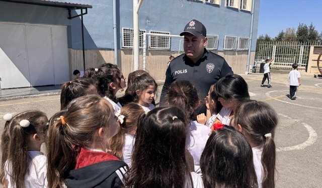 ÖĞRENCİLERLE İP ATLADI, SOSYAL MEDYADA GÜNDEM OLDU