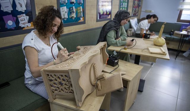Ahşap kadınların elinde sanat eserine dönüşüyor