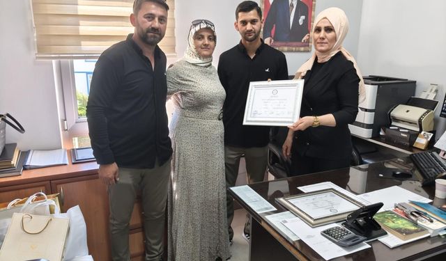 Alaçam'da 21 yaşında muhtar seçilen Emirhan Çepe mazbatasını aldı