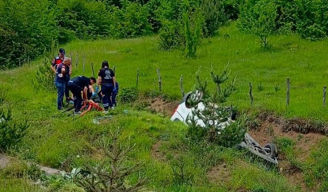 Amasya'da devrilen hafif ticari araçtaki 3 kişi yaralandı