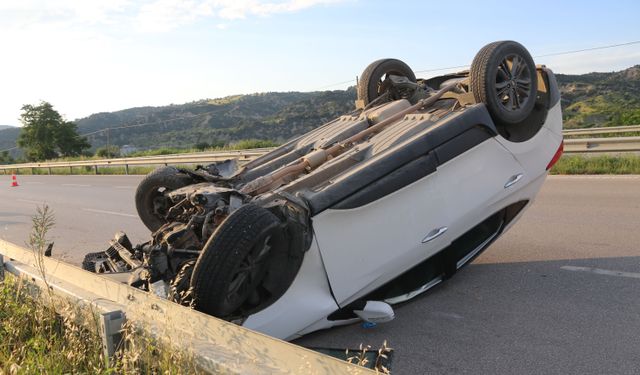 Amasya'da devrilen otomobilin sürücüsü yaralandı