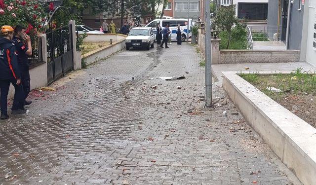 Amasya'da yıldırım düşen binanın çatısında hasar oluştu