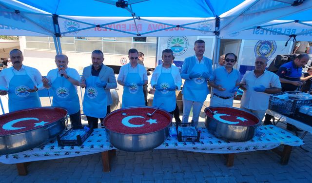 Amasya'nın ilçelerinde vatandaşlara aşure dağıtıldı