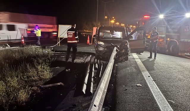 Anadolu Otoyolu'nda bariyere saplanan hafif ticari aracın sürücüsü öldü, 3 kişi yaralandı