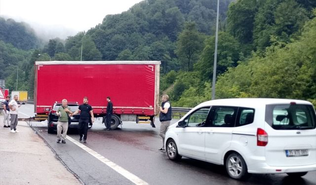 Anadolu Otoyolu'nda tırdan ayrılan dorseye çarpan otomobildeki 2 kişi yaralandı