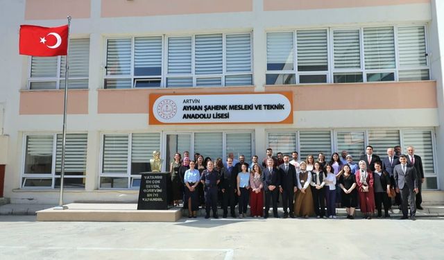 Artvin Valisi Ergün okul ziyaretinde bulundu