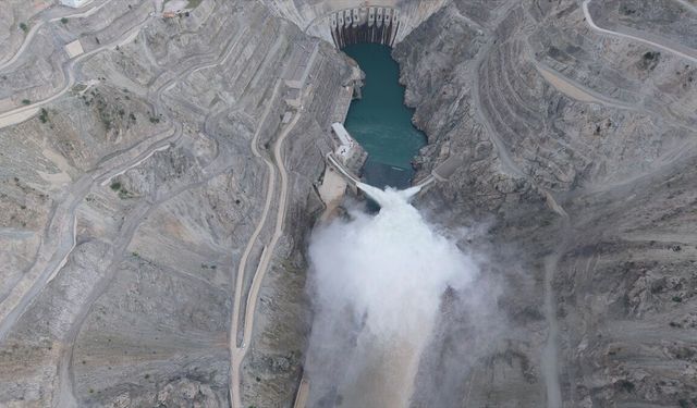 Artvin'deki Deriner Barajı'ndan 7 yıl aradan sonra dolusavaklardan su bırakıldı