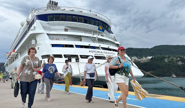 'Astoria Grande' kruvaziyeri 880 yolcusuyla Amasra'ya geldi