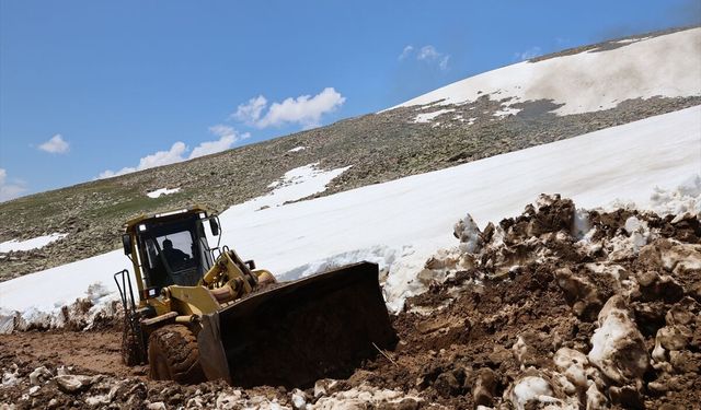 Bayburt'ta haziranda karla mücadele sürüyor
