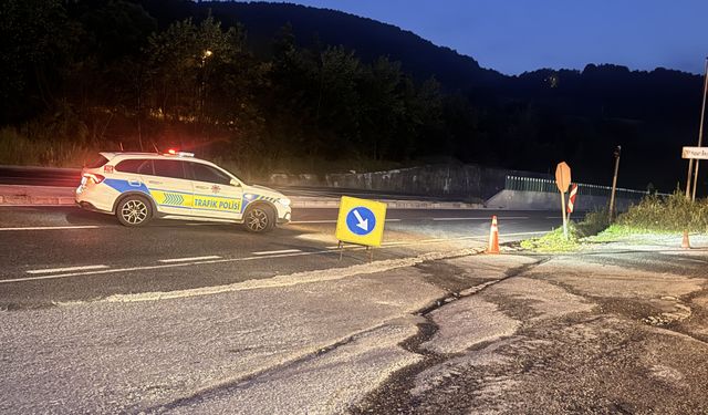 Bolu Dağı'nda askeri mühimmat yüklü olduğu değerlendirilen tır devrildi
