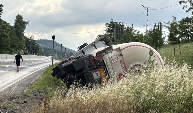 Bolu Dağı'nda yanıcı madde yüklü tanker yol kenarına devrildi