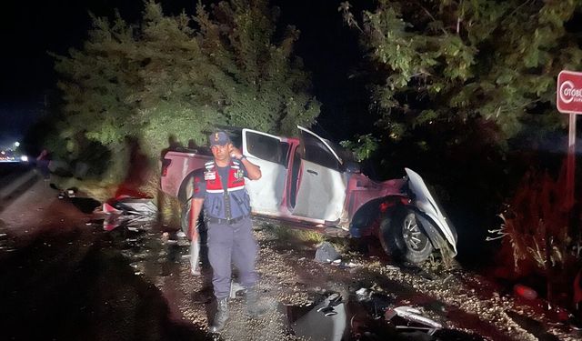 Bolu'da kamyonetin tıra çarpması sonucu 3 kişi yaralandı