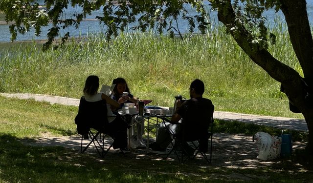 Bolu'da sıcaktan bunalanların adresi Gölcük Tabiat Parkı oldu