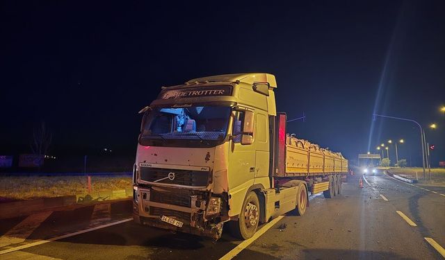 Bolu'da tırın çarptığı otomobildeki 3 kişi yaralandı
