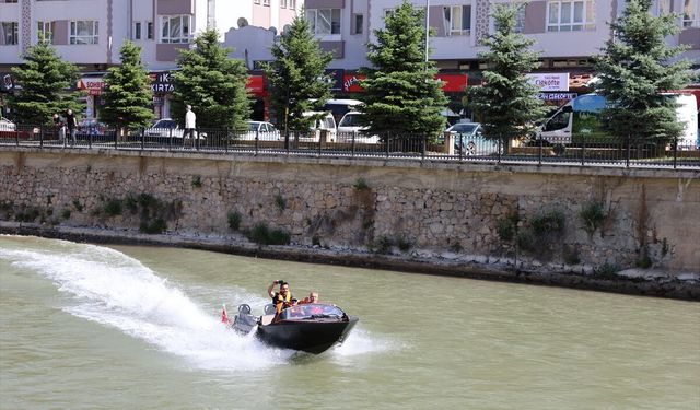 Çoruh Nehri'ndeki jetbot turlarına adrenalin tutkunları ilgi gösteriyor