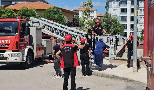 Çorum'da bir apartmanda çıkan yangında 7 kişi dumandan etkilendi