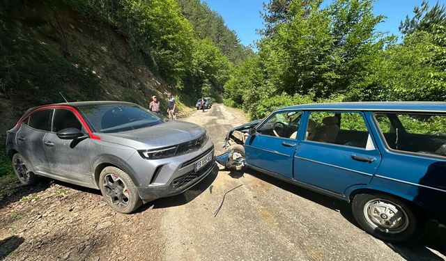 Çorum'da çarpışan iki otomobildeki 5 kişi yaralandı