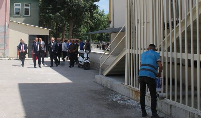 Çorum'da yükümlüler okul binalarının yenilenmesine katkı sunuyor