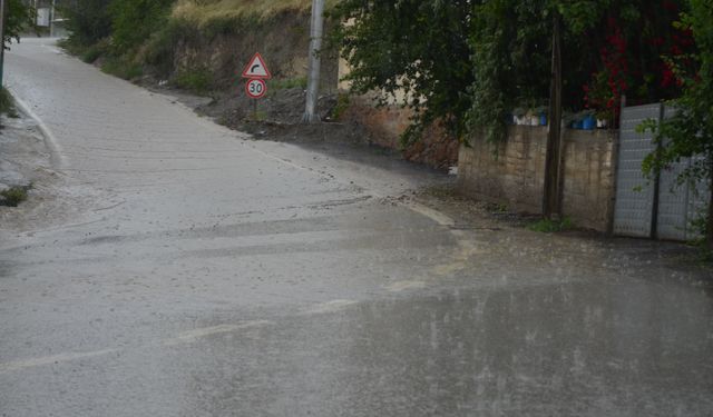 Çorum'un Dodurga ilçesinde dolu ve kuvvetli yağış hayatı olumsuz etkiledi