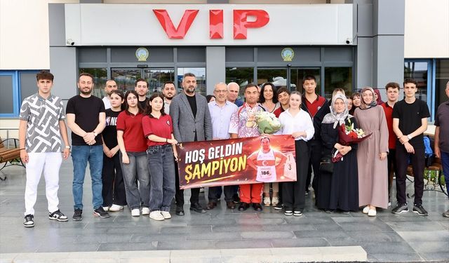 Dünya şampiyonasından 7 madalyayla dönen özel sporcu, Trabzon Havalimanı'nda karşılandı
