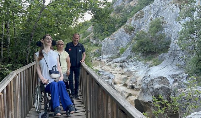 'Dünyanın en uzun boylu kadını' Horma Kanyonu'nu gezdi
