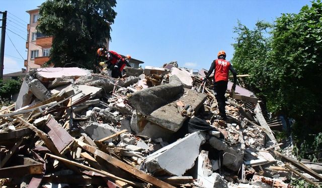 Düzce'de 9 ilden ekiplerin katılımıyla bölgesel deprem tatbikatı gerçekleştirildi