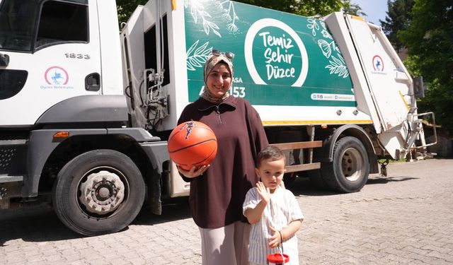Düzce'de temizlik personeli her gün kendilerini bekleyen çocuğa hediye verdi