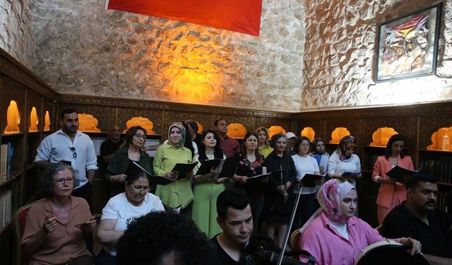 Farklı meslek gruplarından oluşan koro ilk konserine hazırlanıyor