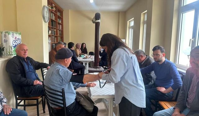 Görele'de öğrenciler yaşlılara yönelik sağlık taraması gerçekleştirdi