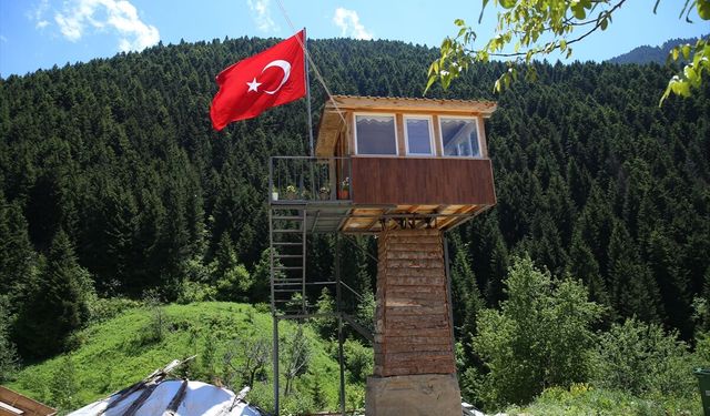 Gözetleme kulesini andıran 9 metrekarelik ev dikkati çekiyor