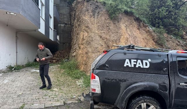 Gümüşhane'de heyelan nedeniyle araçlar zarar gördü