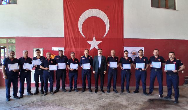 Havza Kaymakamı Ayvat'tan selde görev yapan itfaiyecilere başarı belgesi verildi