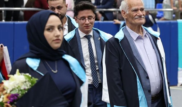 Hayali olan tarih bölümünden 75 yaşında mezun oldu