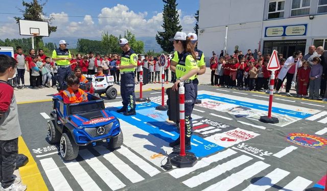 Jandarmadan öğrencilere uygulamalı trafik eğitimi