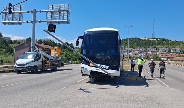 Karabük'te 4 aracın karıştığı zincirleme trafik kazası güvenlik kamerasında