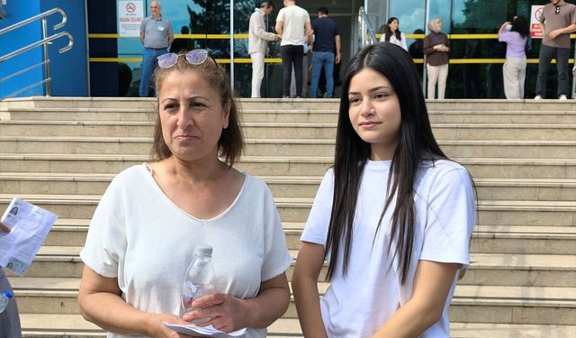 Karabük'te anne ve kızı aynı okulda üniversite sınavına girdi