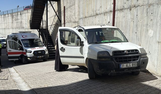 Karabük'te aracını iterken duvar ile araç arasında sıkışan kişi yaralandı