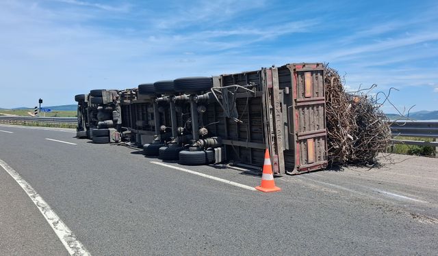 TIR DEVRİLDİ, SÜRÜCÜ YARALANDI